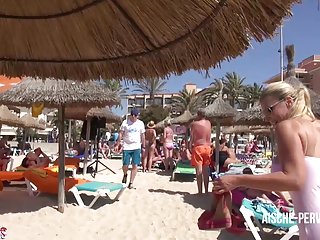 Зрелая грудастая блондинка в чулках забралась на стол и трахнулась эротика в красивом белье с сотрудницей