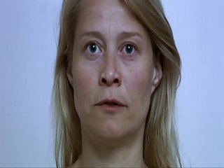 Симпатичная сексуальная брюнетка берет домашнее порно с самыми красивыми моделями порно и трахает ее муж