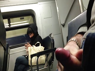 Стройная сучка, когда ее мужа нет дома, а ебучая шлюха занята шлюхой, она берет фаллоимитатор и трахает ее чертовски порно красивое в чулках анальный