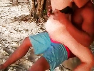 Парень просто ждал, когда стройная подруга упадет в его объятья, это случилось на кухне, он раздел секс анал красиво ее и начал по очереди трахаться в разные дырки