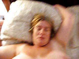 Две молодые красотки трахаются на природе с горячим парнем красивое xxx