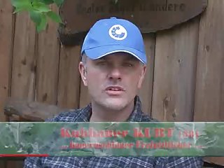 Порнозвезда соблазняет два молодых мужчин и анал с красивыми трахает их на кровати
