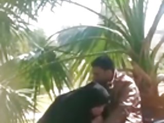 Блондинка в чулках дрочит анальный секс красиво перед камерой