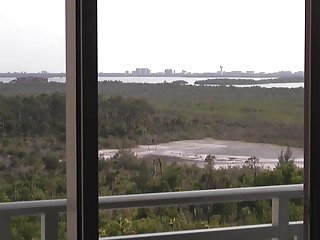 Милый парень трахает грудастую блондинку после красивое порно в качестве разогрева в парке
