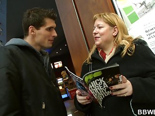 Зрелая, но все krasiviy seks еще сексуально цыпочка заманила молодых парней в свою кроватку, где они сосали их члены и позволяли трахаться в киску