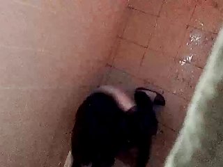 Сексуальная Каролина сосет член и ласкает красивые девушки в чулках порно киску на скамейке