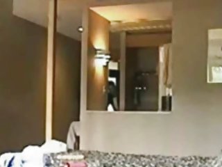 Блондинка смотреть бесплатно красивое порно просто вошла, чтобы пописать, и стала сосать член, торчащий из стены